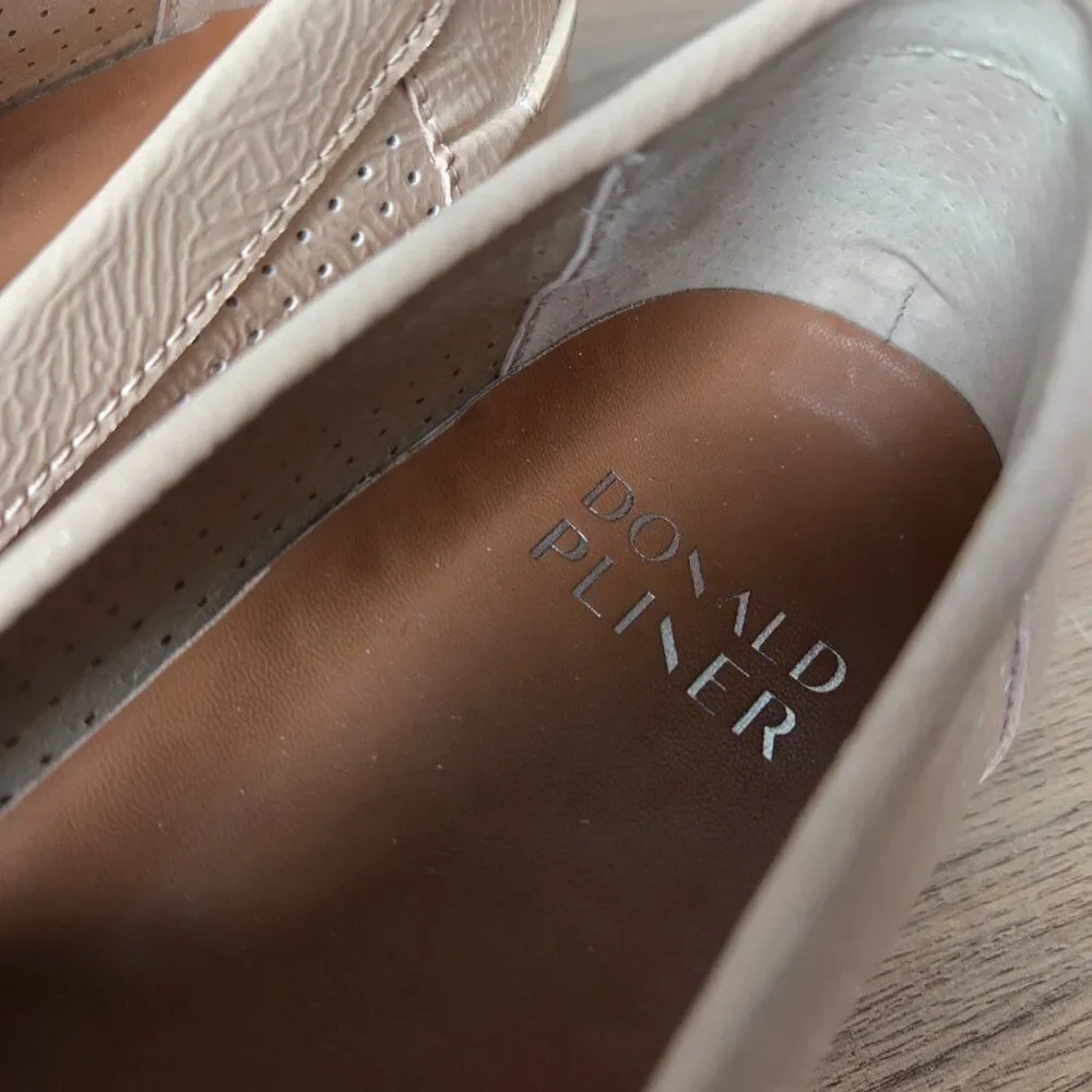 NEW W/O BOX DONALD PLINER TAN LEATHER PERFORATED HARLEM TASSEL LOAFERS 9 WMNS